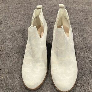 NWOB Toms camo booties